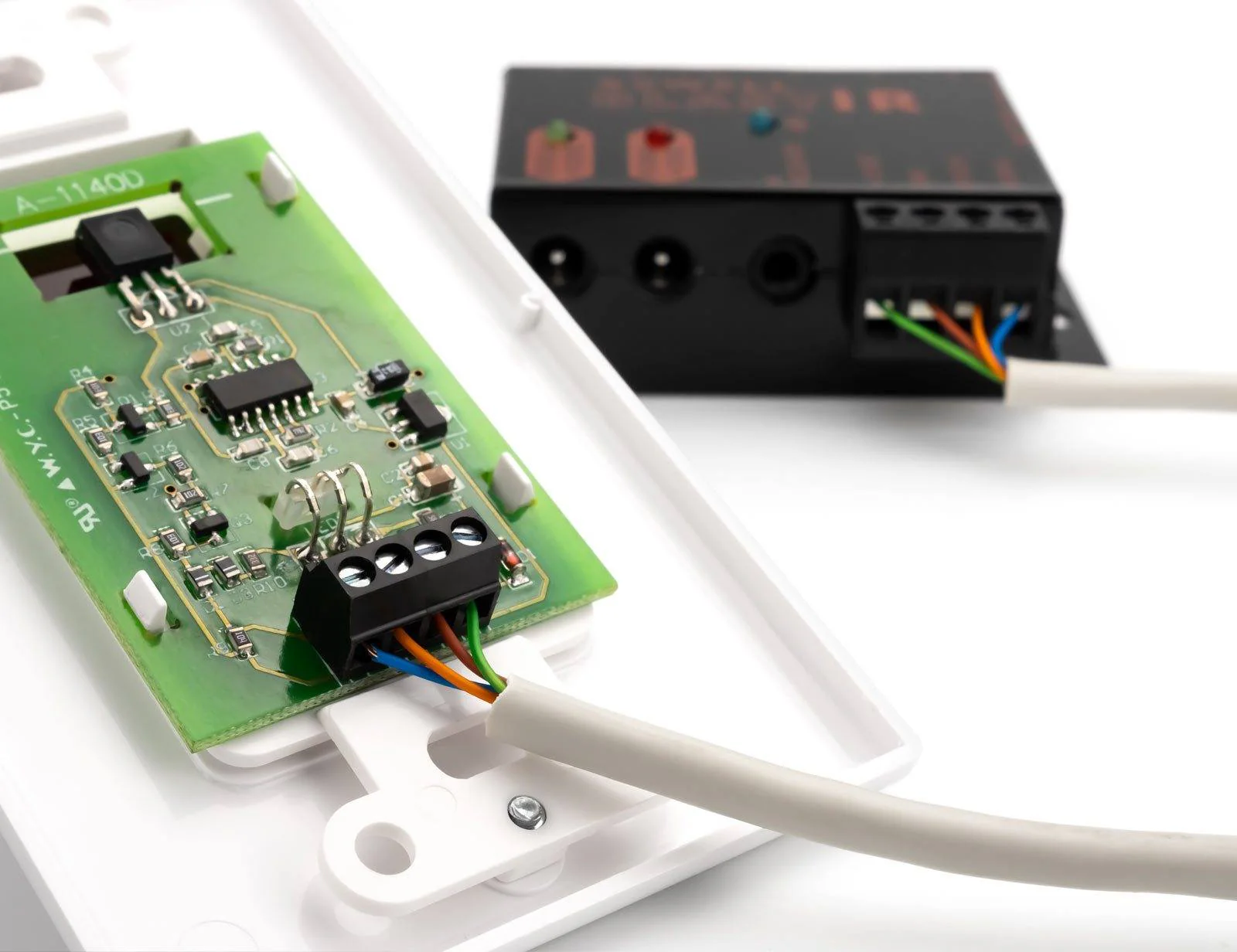 Sewell BlastIR In-Wall IR Extender Wall Plate Kit - Hidden AV Control System with Receiver & Emitters - Image 3